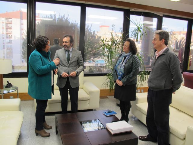 El consejero de Fomento e Infraestructuras se reúne con la alcaldesa de Pliego