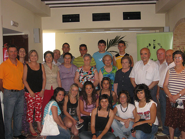 La directora del Instituto de la Juventud de la Región de Murcia, Verónica López, y la alcaldesa de Pliego, Isabel Toledo, junto a los participantes del proyecto ‘Años 50 vs Millenium’