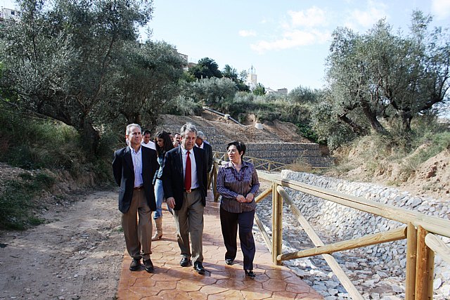 El consejero de Agricultura y Agua, Antonio Cerdá, acompañado de la alcaldesa de Pliego, Isabel Toledo, inauguró hoy las obras de acondicionamiento de las ramblas de la Mota (en la imagen) y del Juncal, ubicadas en el casco urbano del municipio