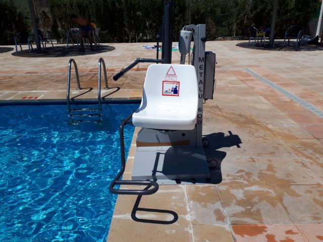 Se ha instalado en la piscina una silla de acceso para personas con movilidad reducida