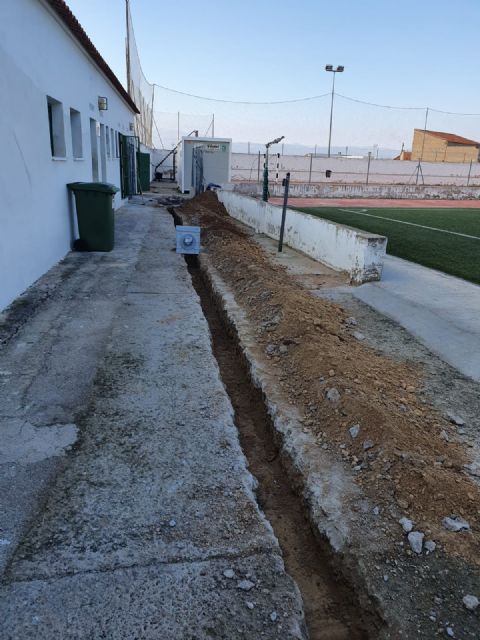 El Ayuntamiento de Pliego ha realizado mejoras en el césped, vestuarios e iluminación del campo de fútbol